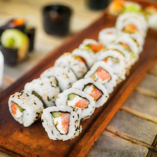 Futomaki salmone, avocado e Philadelphia