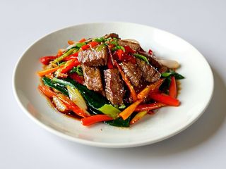 Maiale con cipolla e verdure alla piastra