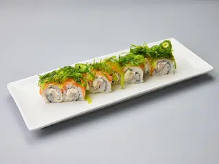 Uramaki wakame roll salmone