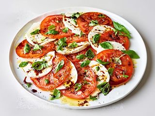 Caprese con crudo
