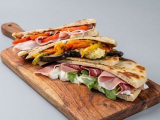 Piadina crudo, squacquerone