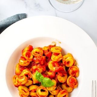 Tortellini fatti in casa al pomodoro e basilico