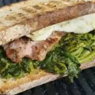 Crostone salsiccia friarielli e provola 
