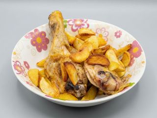 Coscia di pollo con patatine fritte, pane