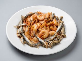 Piatto gamberetti intero al forno, o fritto con patate fritte, pane