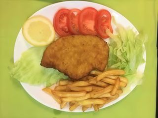 Cotoletta con patate e insalata