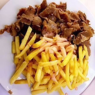 Doner kebap con patate e insalata