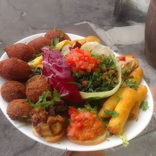 Falafel con patate e insalata
