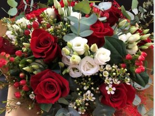 5 Rose con 3 lizantus 3perrcom