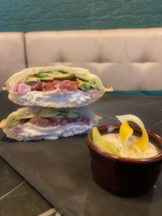 Panino tartare di tonno marinato
