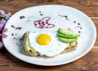Avocado toast, bacon e uova