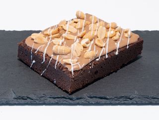 Brownie glassato caramello e arachidi