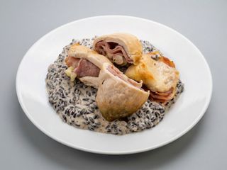 Involtino di pollo su letto di riso nero