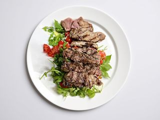 Tagliata argentina rucola, pomodorini e scaglie
