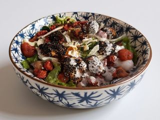 Insalata di salmone al sesamo nero