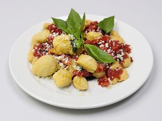 Angioletti con basilico, pomodorini e scaglie