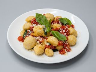 Angioletti con rucola, pomodorini e scaglie
