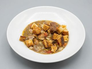 Zuppa con lenticchie, castagne e salsiccia