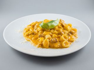 Sassolini zucca salsiccia e scaglie di grana