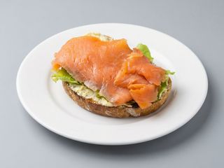 BRUSCHETTA CON SALMONE E GUACAMOLE