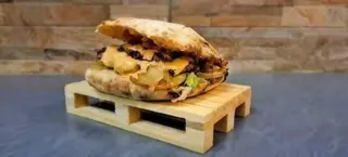 P1. Hamburger, formaggio, insalata, cipolla, salsa rosa