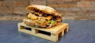 P1. Hamburger, formaggio, insalata, cipolla, salsa rosa