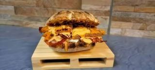 P3. Hamburger, formaggio, insalata, pomodoro, pancetta, ketchup