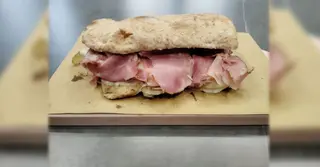 P6. Prosciutto cotto, formaggio, funghi e salsa rosa