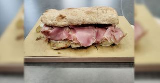 P6. Prosciutto cotto, formaggio, funghi e salsa rosa