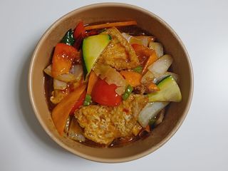 100.Tofu saltata con salsa piccante