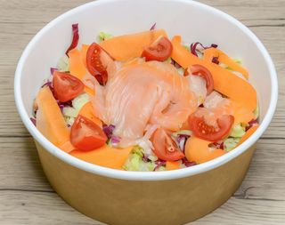 Salmone, insalata, carote, pomodorini