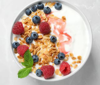 Yogurt alla frutta e muesli al bicchiere