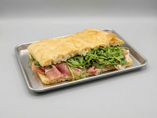 Focaccia crudo scaglie di parmigiano rugola e olio evo