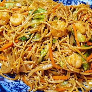 Noodles saltati con gamberi