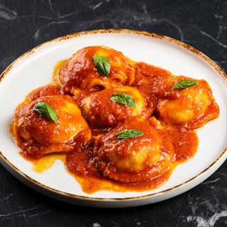 Ravioli di ricotta al sugo