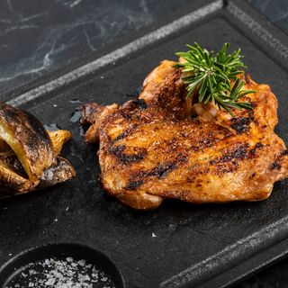 Coscia di pollo affumicata e cotta alla brace