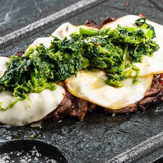 Tagliata con scamorza rape e farfallone