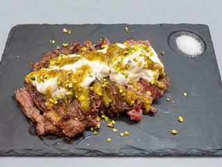 Tagliata con stracciatella e pistacchio