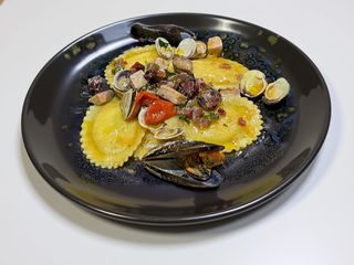 Bottoni di crostacei al ragù di mare