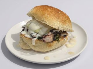 Panino - polpo arrosto e crema di patate