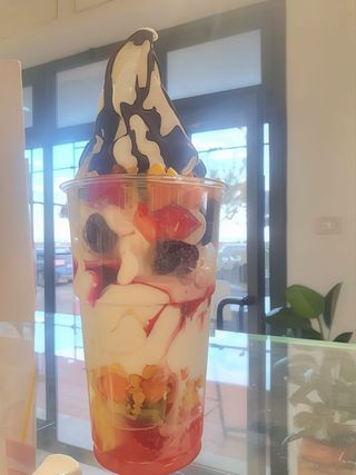 yogurt con frutta mista,amarena,