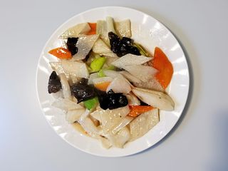 84. Patate cinesi e funghi saltati炒山药木耳