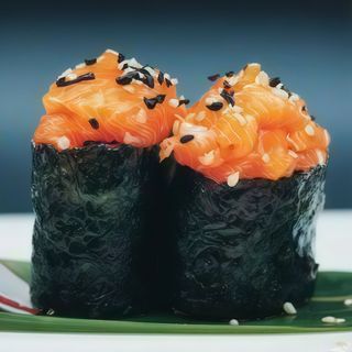 120. Gunkan sake ricoperto con salmone