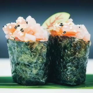 121. Gunkan maguro ricoperto con tonno