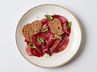 Bresaola con rucola, grana e funghi