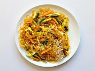 Spaghetti di soia alle verdure