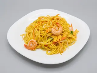 spaghetti di grano cinesi ai gamberi