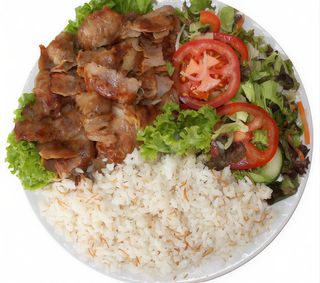 Piatto kebab con riso e insalata