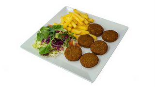 Piatto falafel con patate e insalata