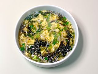 Zuppa di uova, gamberi e alghe